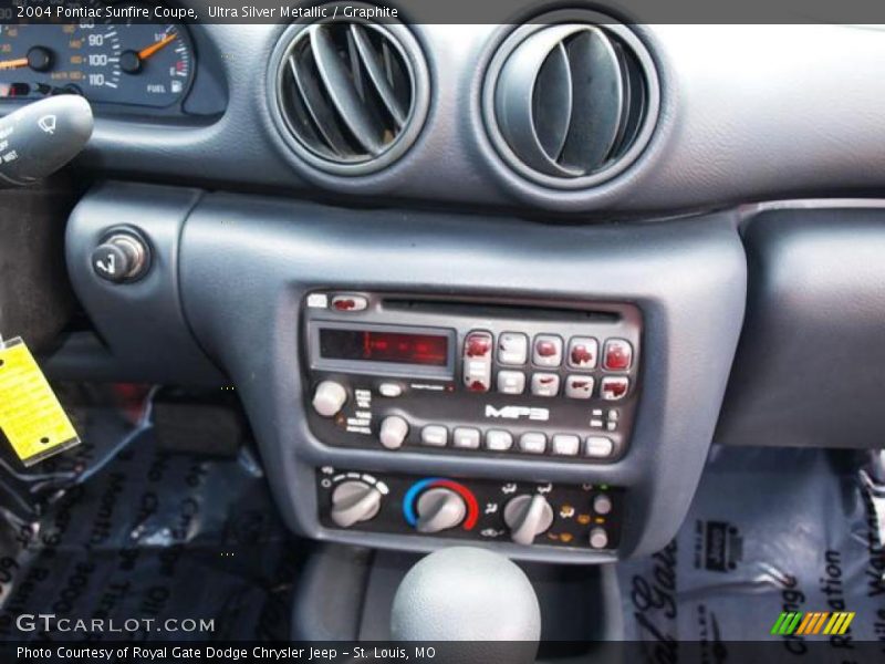 Ultra Silver Metallic / Graphite 2004 Pontiac Sunfire Coupe