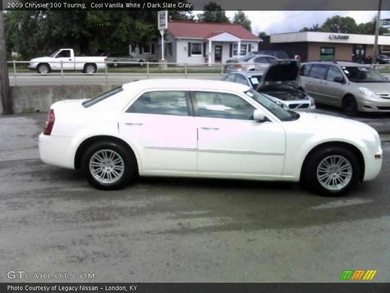 Cool Vanilla White / Dark Slate Gray 2009 Chrysler 300 Touring