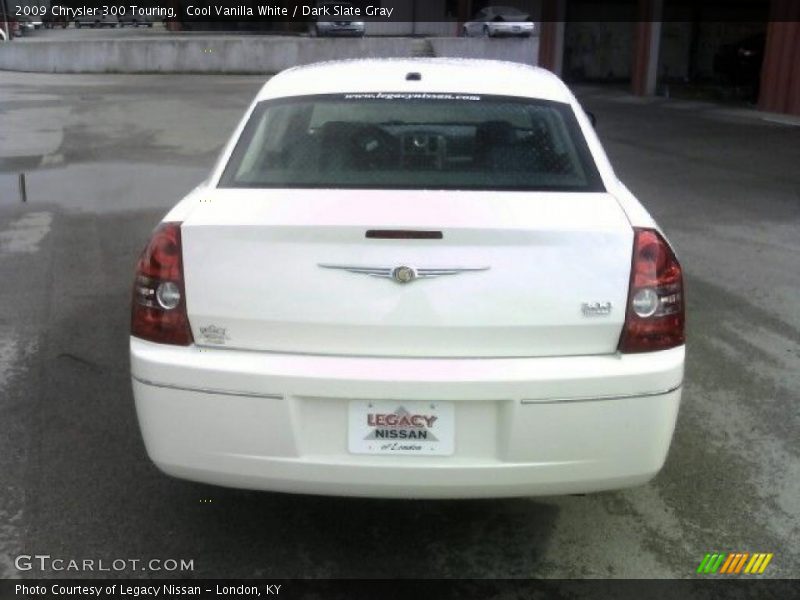 Cool Vanilla White / Dark Slate Gray 2009 Chrysler 300 Touring