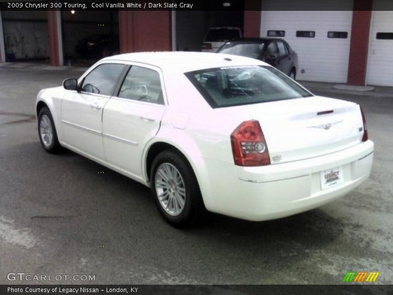 Cool Vanilla White / Dark Slate Gray 2009 Chrysler 300 Touring