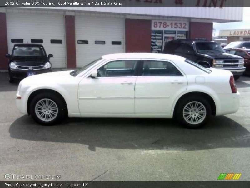 Cool Vanilla White / Dark Slate Gray 2009 Chrysler 300 Touring