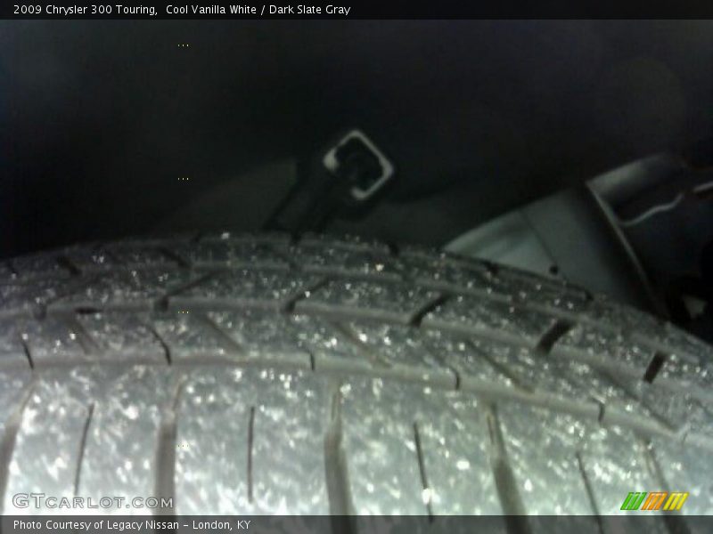 Cool Vanilla White / Dark Slate Gray 2009 Chrysler 300 Touring