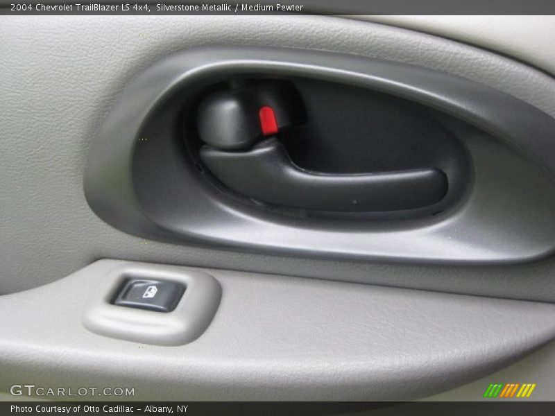 Silverstone Metallic / Medium Pewter 2004 Chevrolet TrailBlazer LS 4x4