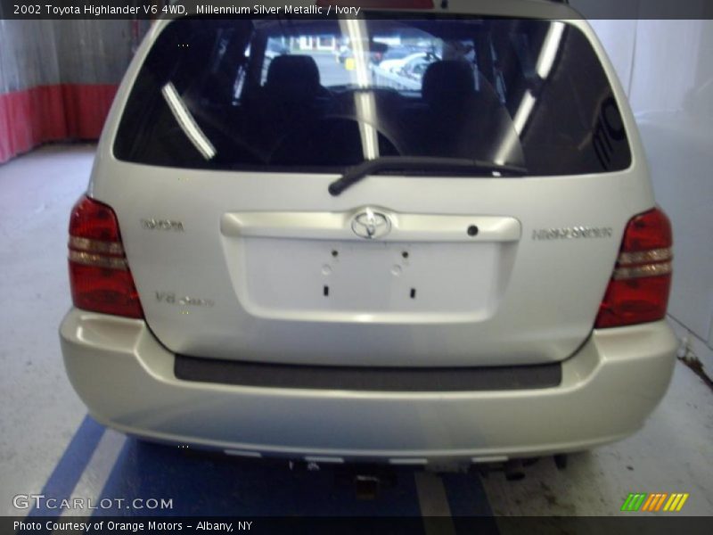 Millennium Silver Metallic / Ivory 2002 Toyota Highlander V6 4WD