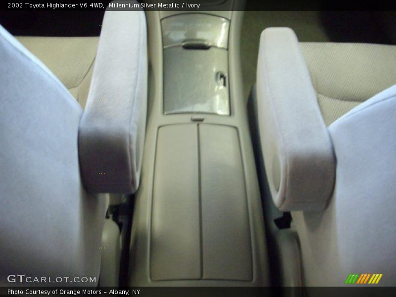 Millennium Silver Metallic / Ivory 2002 Toyota Highlander V6 4WD