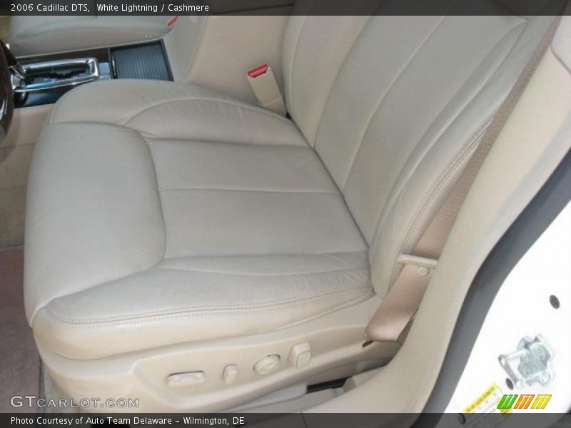 White Lightning / Cashmere 2006 Cadillac DTS