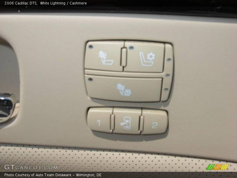 White Lightning / Cashmere 2006 Cadillac DTS