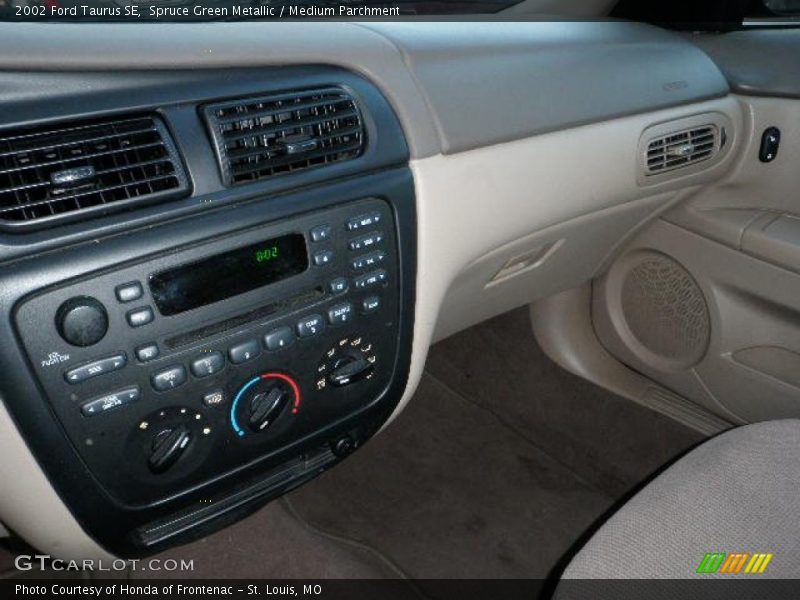 Spruce Green Metallic / Medium Parchment 2002 Ford Taurus SE