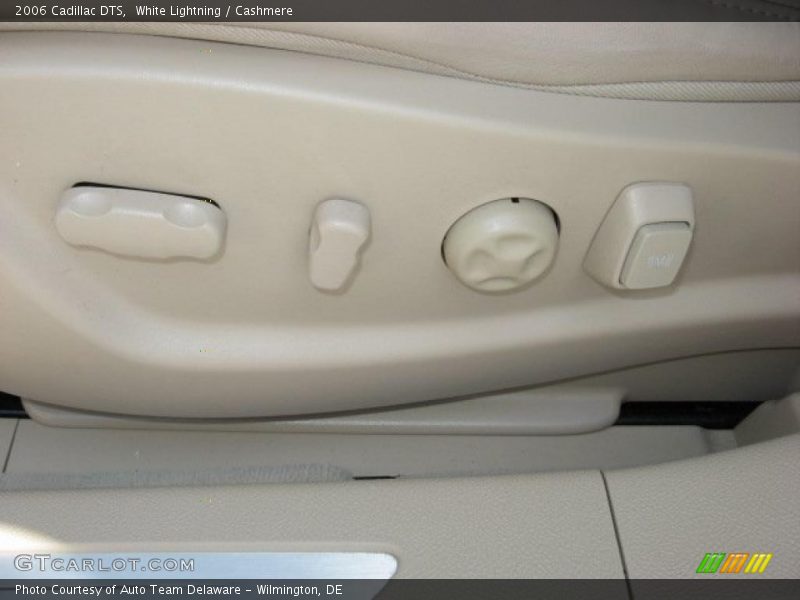 White Lightning / Cashmere 2006 Cadillac DTS