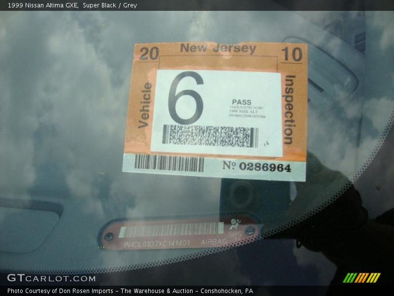 Super Black / Grey 1999 Nissan Altima GXE