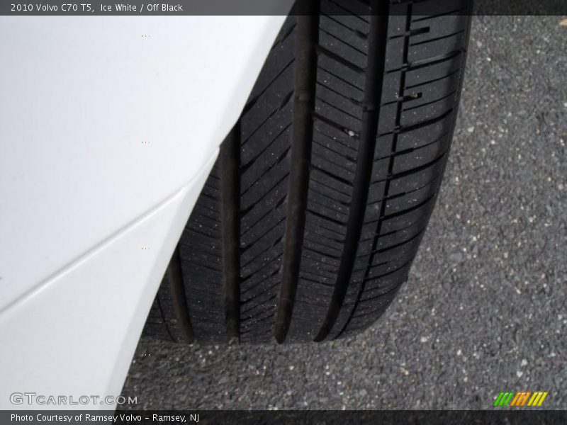 Ice White / Off Black 2010 Volvo C70 T5