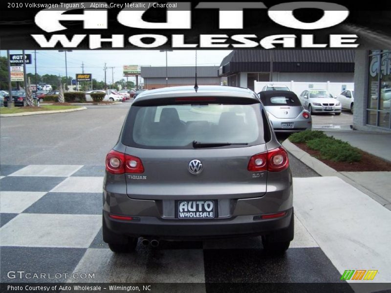 Alpine Grey Metallic / Charcoal 2010 Volkswagen Tiguan S