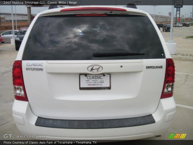 Cosmic White / Beige 2007 Hyundai Entourage GLS