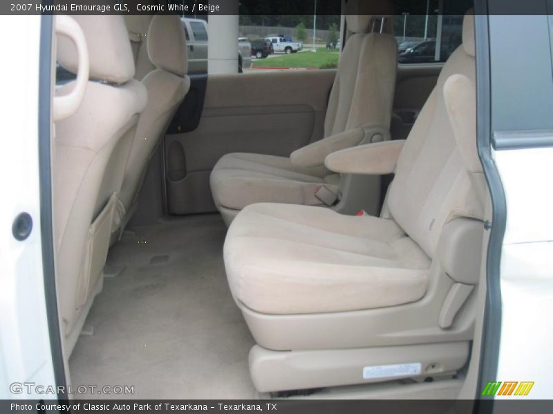 Cosmic White / Beige 2007 Hyundai Entourage GLS