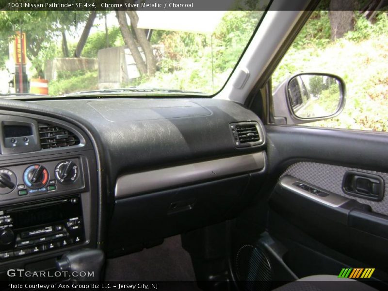 Chrome Silver Metallic / Charcoal 2003 Nissan Pathfinder SE 4x4
