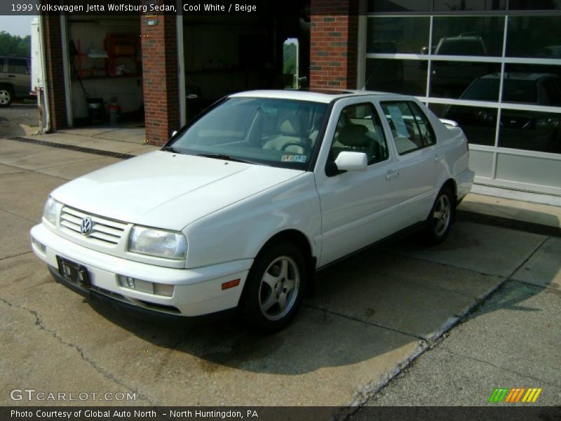 Cool White / Beige 1999 Volkswagen Jetta Wolfsburg Sedan