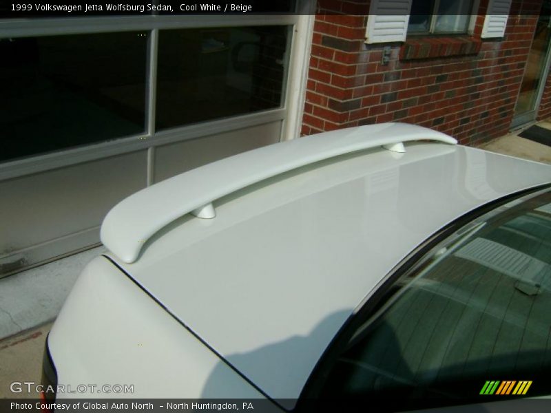 Cool White / Beige 1999 Volkswagen Jetta Wolfsburg Sedan