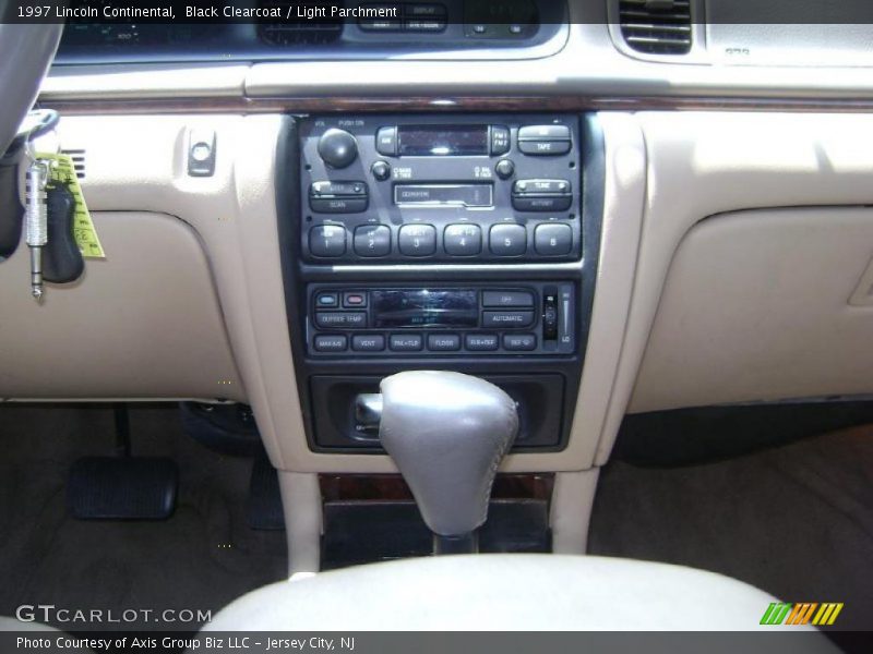 Black Clearcoat / Light Parchment 1997 Lincoln Continental