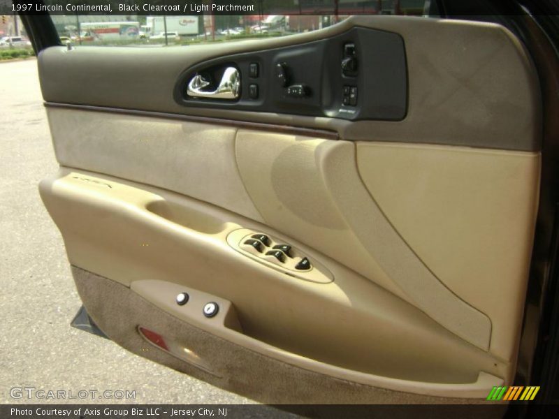 Black Clearcoat / Light Parchment 1997 Lincoln Continental
