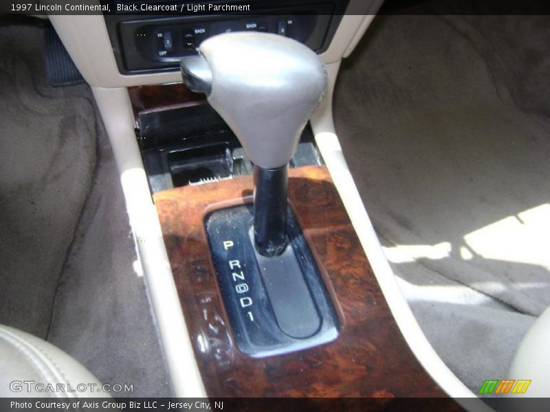Black Clearcoat / Light Parchment 1997 Lincoln Continental