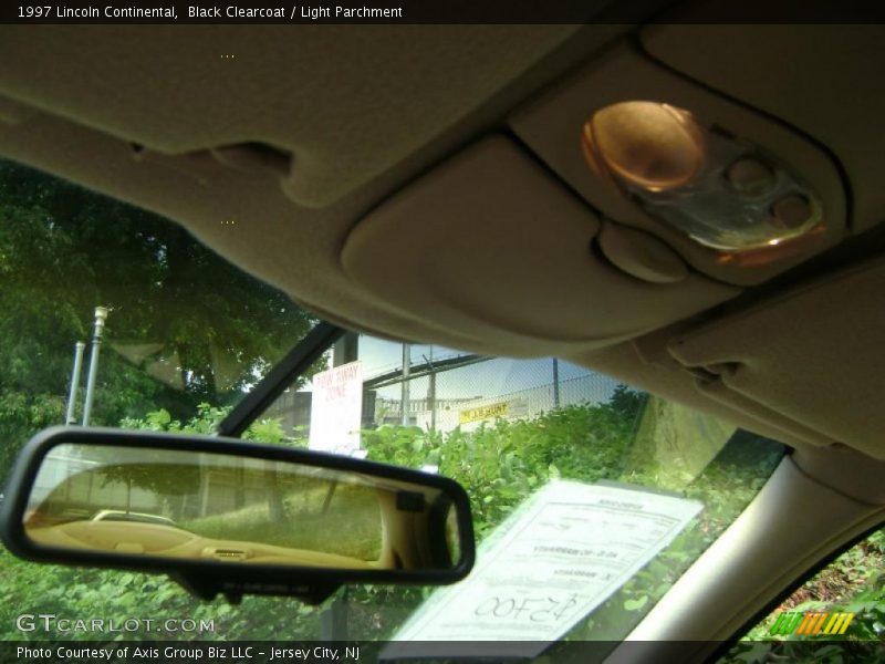 Black Clearcoat / Light Parchment 1997 Lincoln Continental