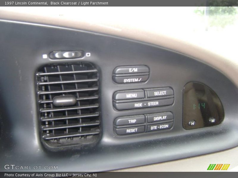 Black Clearcoat / Light Parchment 1997 Lincoln Continental