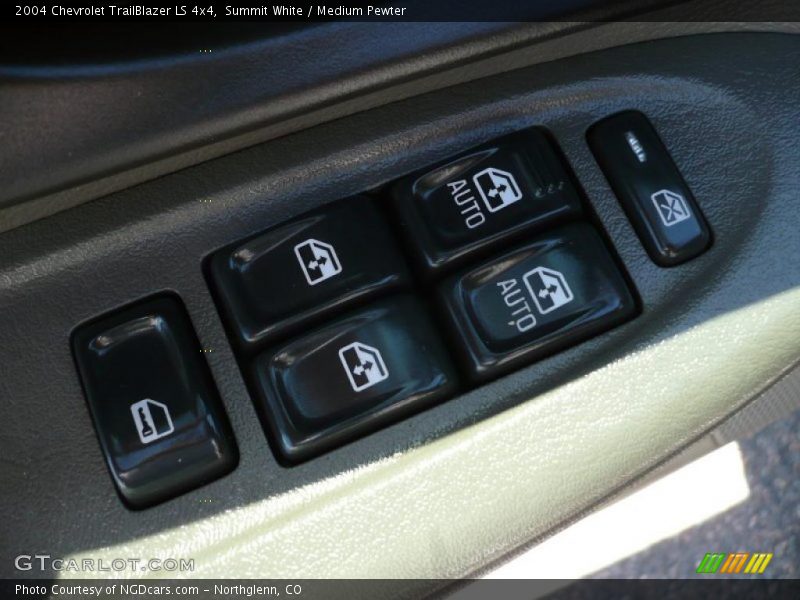 Summit White / Medium Pewter 2004 Chevrolet TrailBlazer LS 4x4