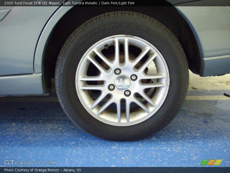 Light Tundra Metallic / Dark Flint/Light Flint 2005 Ford Focus ZXW SES Wagon