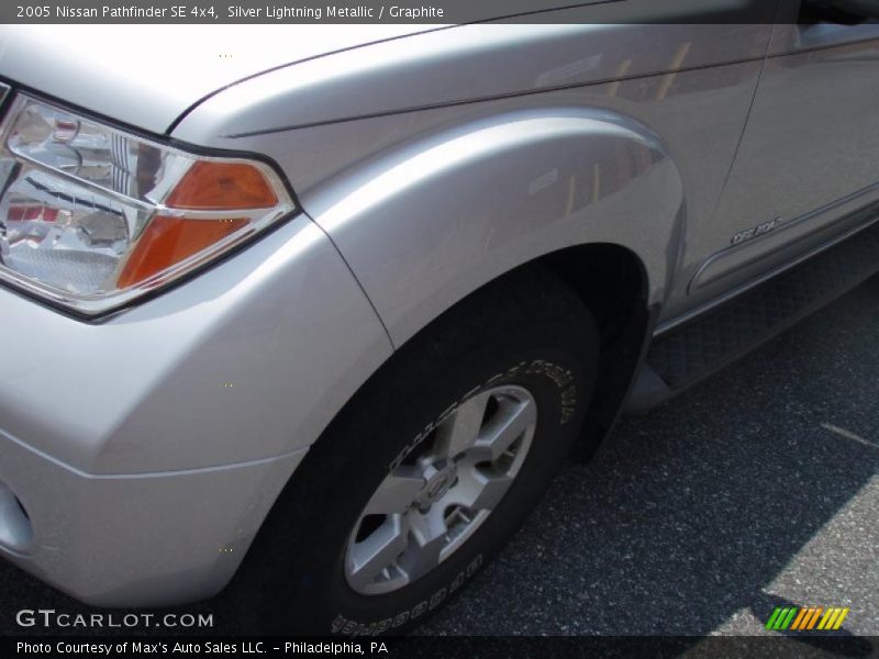 Silver Lightning Metallic / Graphite 2005 Nissan Pathfinder SE 4x4
