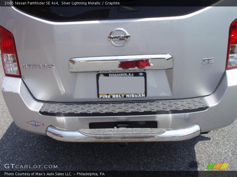 Silver Lightning Metallic / Graphite 2005 Nissan Pathfinder SE 4x4