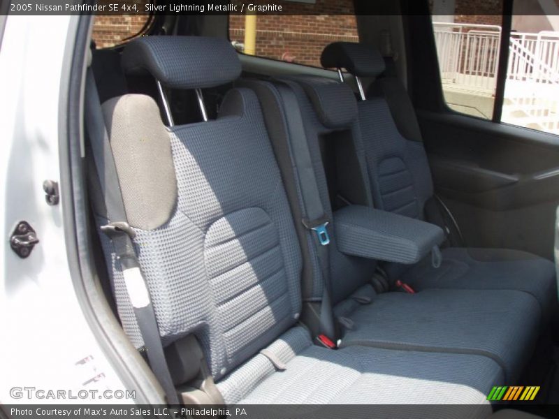 Silver Lightning Metallic / Graphite 2005 Nissan Pathfinder SE 4x4