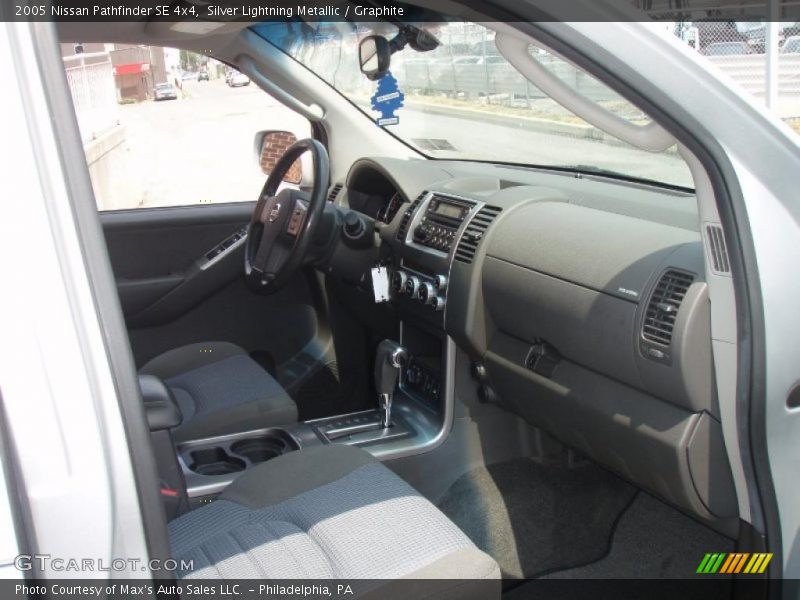 Silver Lightning Metallic / Graphite 2005 Nissan Pathfinder SE 4x4