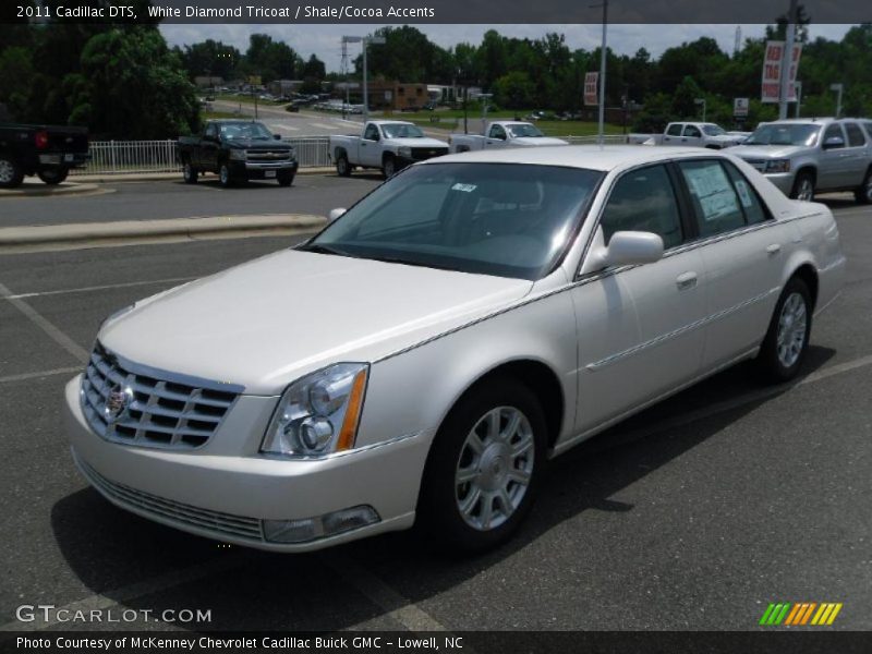 White Diamond Tricoat / Shale/Cocoa Accents 2011 Cadillac DTS