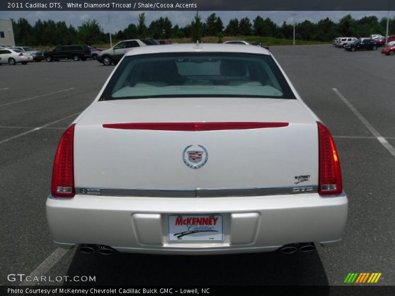 White Diamond Tricoat / Shale/Cocoa Accents 2011 Cadillac DTS