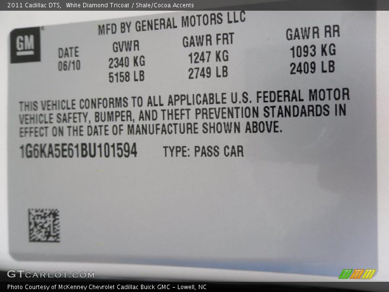 White Diamond Tricoat / Shale/Cocoa Accents 2011 Cadillac DTS