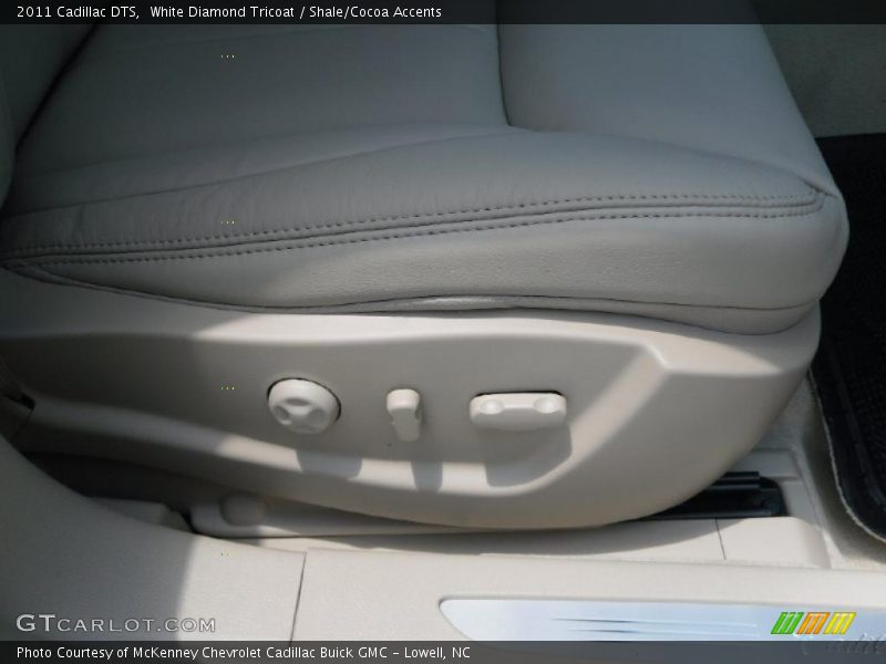 White Diamond Tricoat / Shale/Cocoa Accents 2011 Cadillac DTS