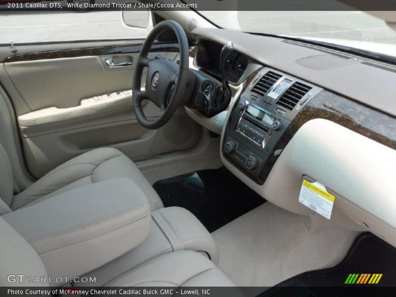White Diamond Tricoat / Shale/Cocoa Accents 2011 Cadillac DTS