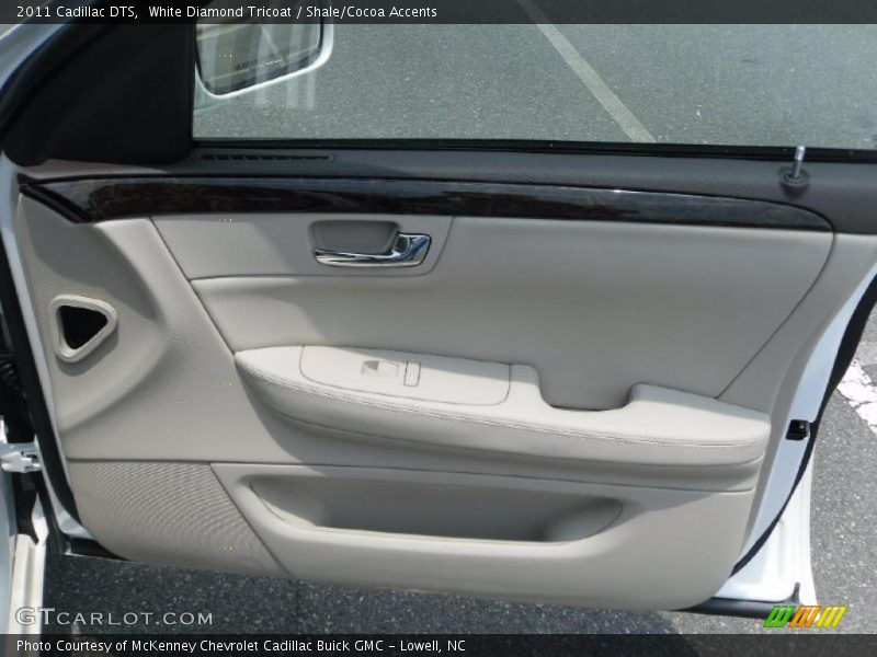 White Diamond Tricoat / Shale/Cocoa Accents 2011 Cadillac DTS