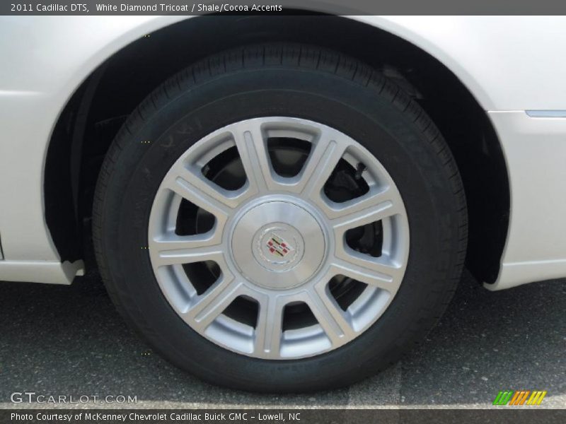 White Diamond Tricoat / Shale/Cocoa Accents 2011 Cadillac DTS