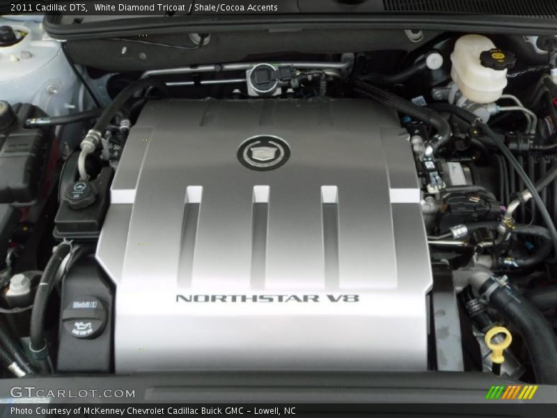 White Diamond Tricoat / Shale/Cocoa Accents 2011 Cadillac DTS