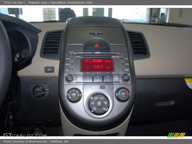 Titanium Gray / Sand/Black Houndstooth Cloth 2010 Kia Soul !