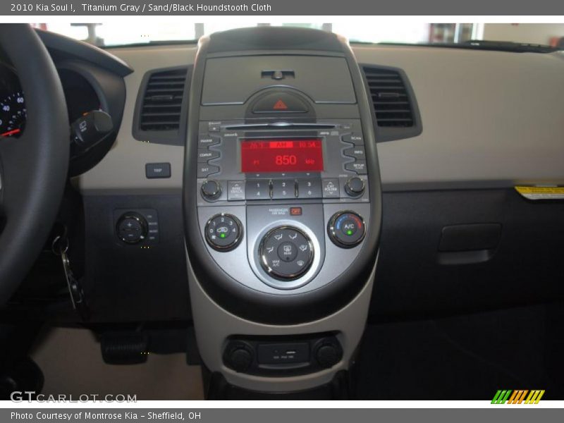 Titanium Gray / Sand/Black Houndstooth Cloth 2010 Kia Soul !