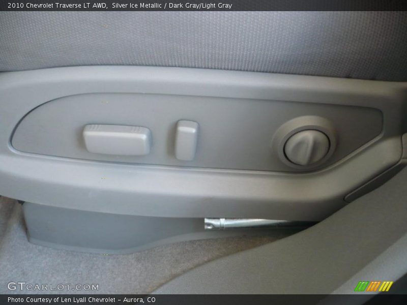Silver Ice Metallic / Dark Gray/Light Gray 2010 Chevrolet Traverse LT AWD