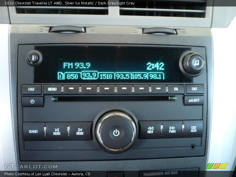 Silver Ice Metallic / Dark Gray/Light Gray 2010 Chevrolet Traverse LT AWD
