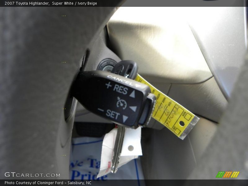 Super White / Ivory Beige 2007 Toyota Highlander