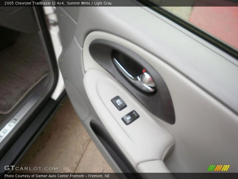 Summit White / Light Gray 2005 Chevrolet TrailBlazer LS 4x4