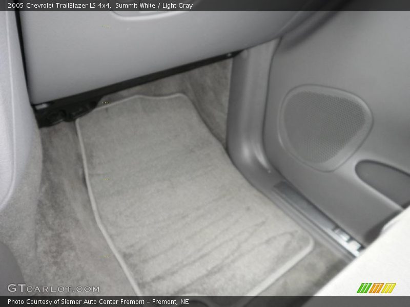Summit White / Light Gray 2005 Chevrolet TrailBlazer LS 4x4