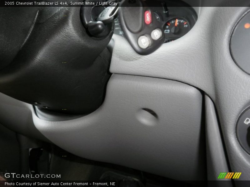 Summit White / Light Gray 2005 Chevrolet TrailBlazer LS 4x4