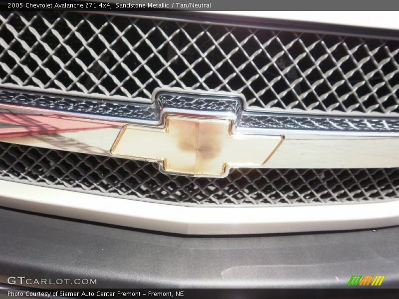 Sandstone Metallic / Tan/Neutral 2005 Chevrolet Avalanche Z71 4x4
