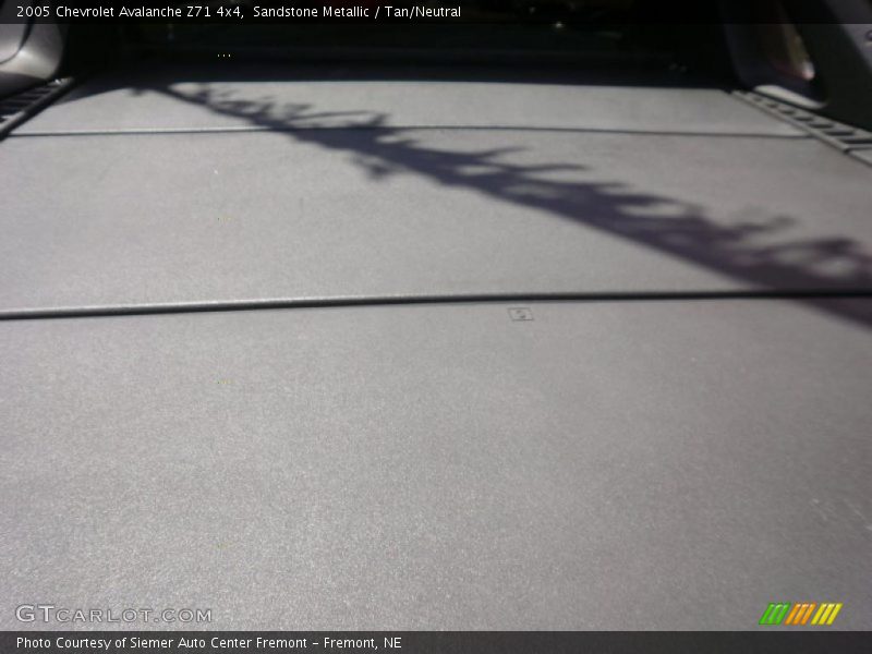 Sandstone Metallic / Tan/Neutral 2005 Chevrolet Avalanche Z71 4x4